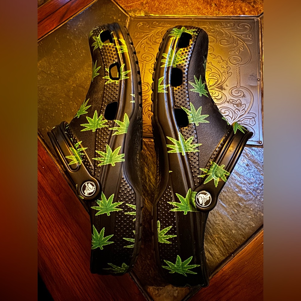 CROCS Classic Hemp Leaf Mens Clogs Men’s 10 with 3 Jibbitz 420 - Picture 3 of 6